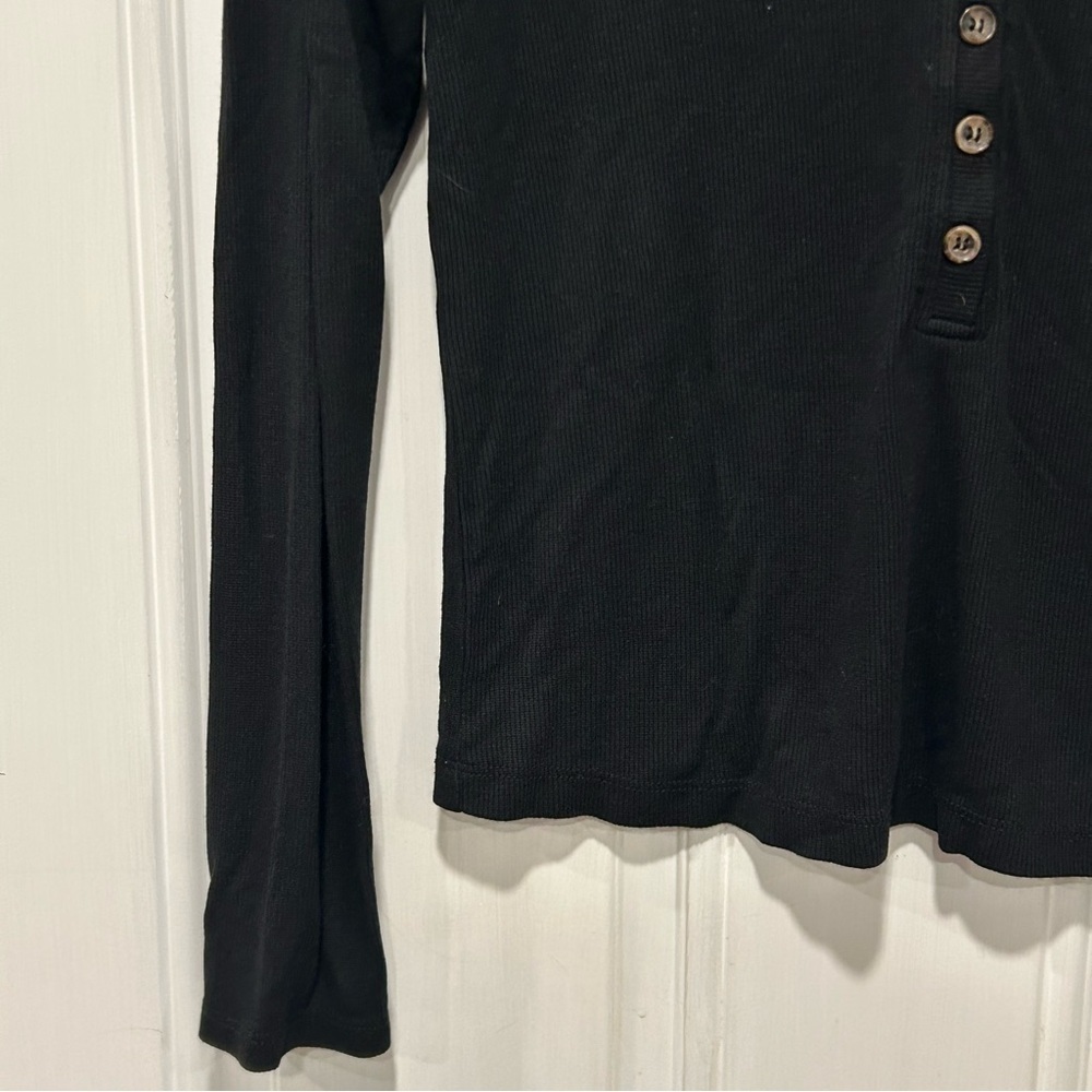 Marine Layer Lexi Ribbed 5 Button Henley V-Neck Long Sleeve Black Basic Top Sz M - Picture 2 of 9